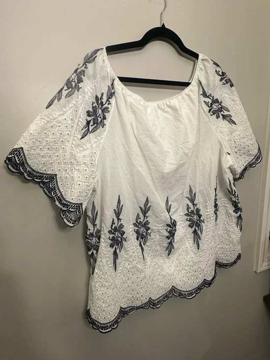Kindred white boho top featuring navy blue floral embroidery Size 1X - Picture 8 of 8